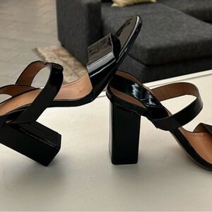 Sandals Black Strappy Block Heel  size 40 or 8 1/2. Nice well kept no flaws❤️❤️